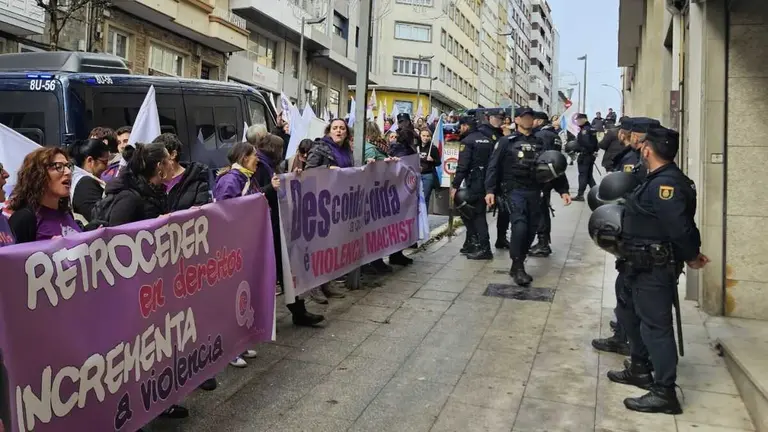 Concentraci&oacute;n da CIG ante a sede do PP en Compostela este 25 de novembro. (Foto N&oacute;s Diario)