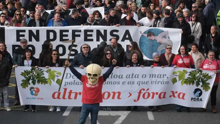 Cabeceira da manifestaci&oacute;n que este domingo, 14 de decembro, reuniu en Compostela miles de persaos contra Altri e a mina de Touro-O Pino. (Foto: Arxina)