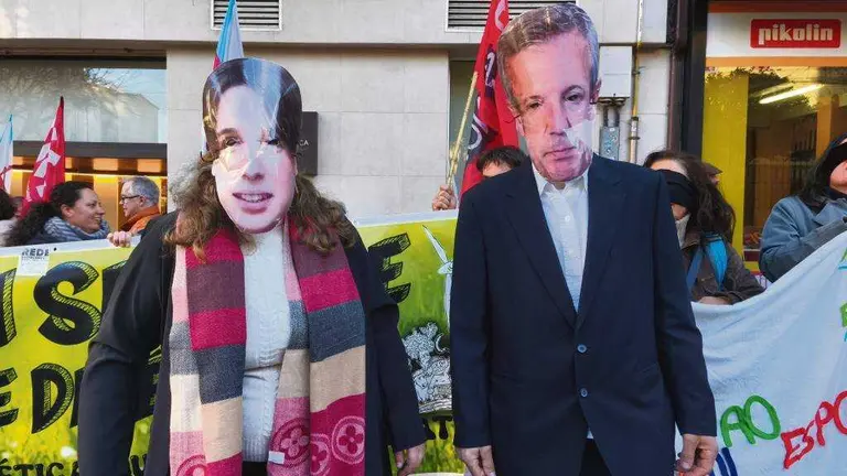 Protesta de 'E&oacute;lica, As&iacute; Non' con persoas disfrazadas de Mar&iacute;a Jes&uacute;s Lourenz&aacute; e Alfonso Rueda, esta terza feira 16 de decembro. (Foto: N&oacute;s Diario)