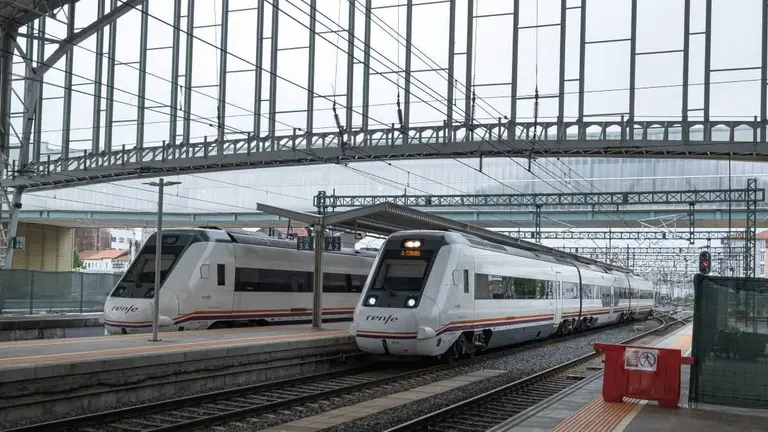 Trens parados na estaci&oacute;n ferroviaria de Santiago de Compostela. (Foto: Arxina)