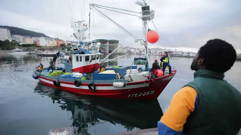 Barco pesqueiro no porto de Burela (A Mari&ntilde;a). (Foto: Carlos Castro / Europa Press)