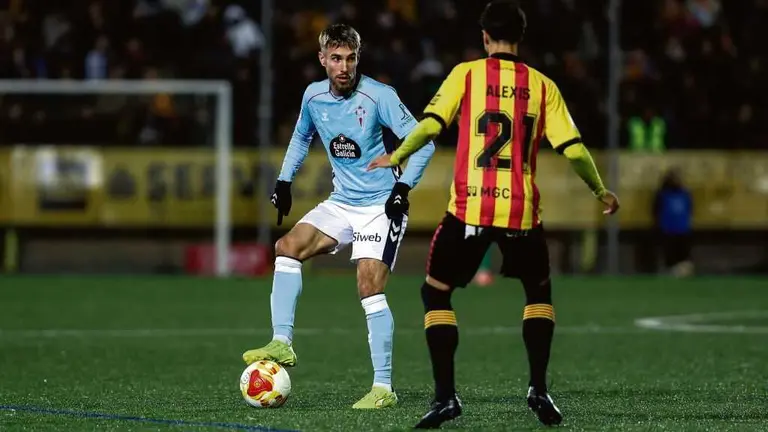 &Oacute;scar Mingueza, co bal&oacute;n, fronte a Alexis Garc&iacute;a, do Sant Andreu, na eliminatoria de Copa do pasado 4 de decembro en Barcelona. (Foto: AFP7 / Europa Press)