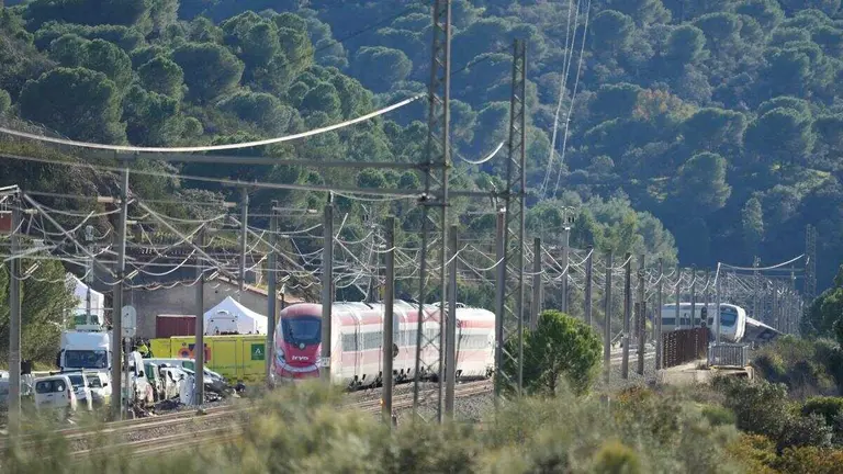 Os trens de Iryo (en primeiro termo) e de Renfe accidentados en Adamuz (Andaluc&iacute;a), este 19 de xaneiro. (Foto: Joaqu&iacute;n Corchero / Europa Press)