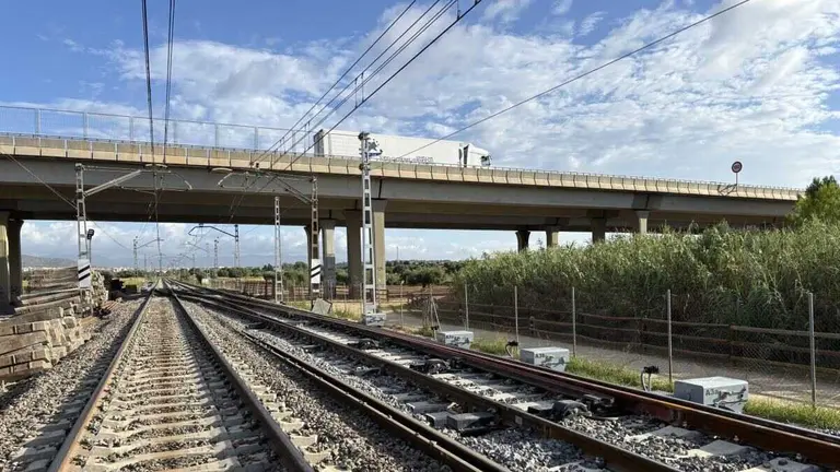 V&iacute;as de tren en San Vi&ccedil;en&ccedil; de Calders. (Foto: Adif)