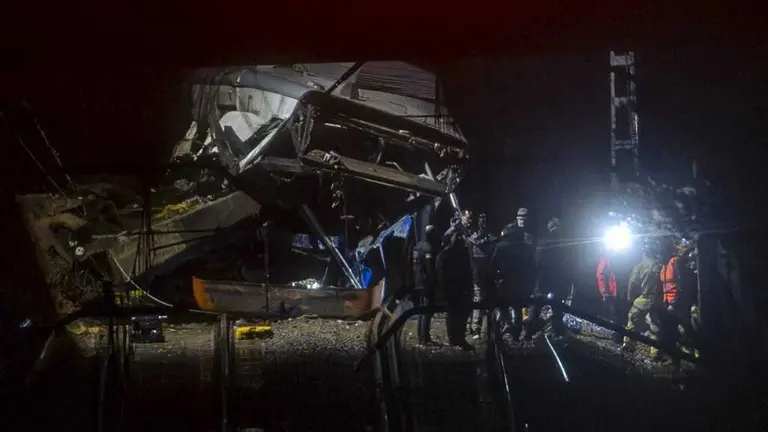O tren accidentado en Gelida. (Foto: Lorena Sop&ecirc;na / Europa Press)