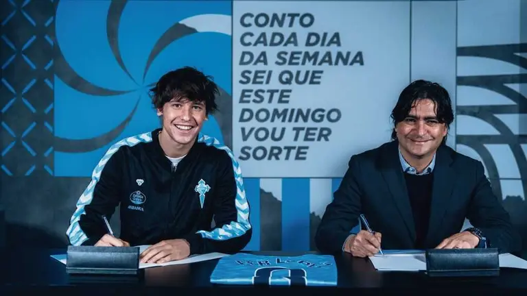 O centrocampista Fer L&oacute;pez, esta segunda feira 26 de xaneiro, asinando o seu contrato co director deportivo do Celta,
Marco Garc&eacute;s, en Vigo. (Foto: RC Celta)