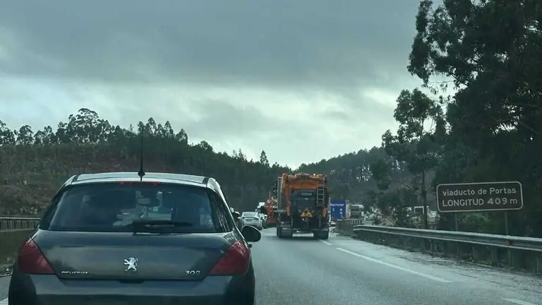 O accidente provocou fileiras de veh&iacute;culos na AP-9. (Foto: N&oacute;s Diario)