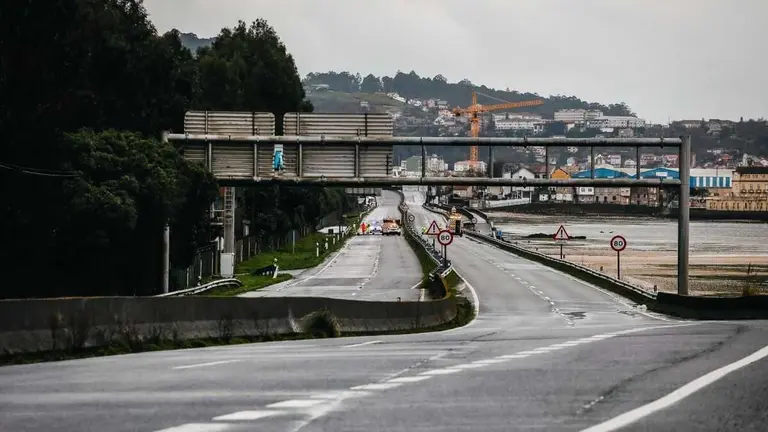A avenida de Mar&iacute;n, cortada ao tr&aacute;fico tras ficar asolagada durante as mareas vivas. (Foto: Beatriz Ciscar / Europa Press)