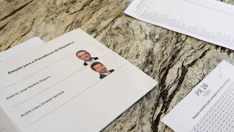 Montalegre, Tras - Os - Montes, Portugal. Segunda vuelta de las Elecciones Presidenciales en Portugal, donde se enfrentan el socialista (PS) Antonio Seguro y el ultraderechista Andr&eacute; Ventura (Chega). En la imagen, papeletas de votaci&oacute;n en la mesa electoral de la Junta de Freguesia de Viade de Baixo, en la ma&ntilde;ana del domingo 8 de febrero