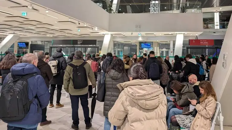 Estaci&oacute;n de Vigo-Urz&aacute;iz &aacute;s 8.15 desta segunda feira. (Foto: N&oacute;s Diario)