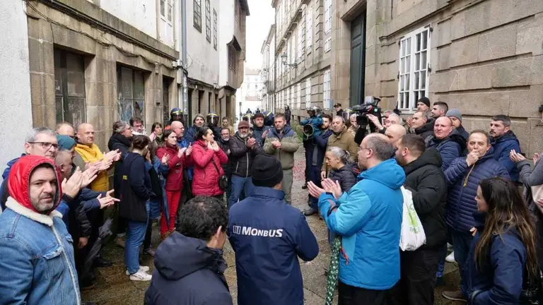 Persoal do sector do transporte de persoas viaxeiras por estrada da provincia da Coru&ntilde;a, esta quinta feira, ante a sede do Consello Galego de Relaci&oacute;ns Laborais, en Compostela. (Foto: N&oacute;s Diario)