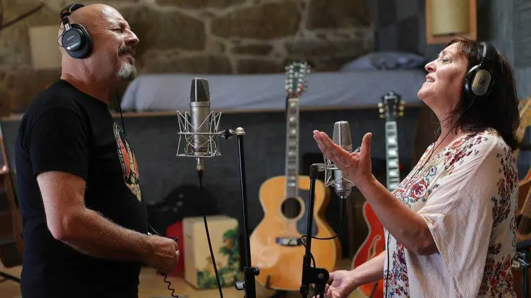 Javier Ruibal e Ux&iacute;a na gravaci&oacute;n de 'De tu casa a la m&iacute;a', un espect&aacute;culo que homenaxea Rosal&iacute;a e Lorca. (Foto:Culturactiva)