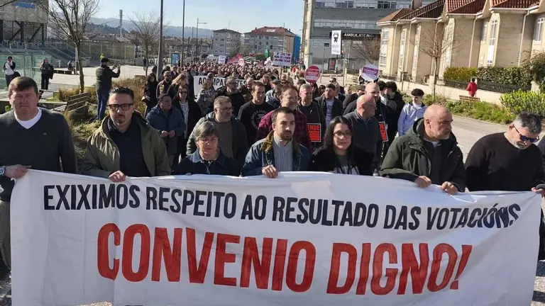 A manifestaci&oacute;n estivo encabezada por unha faixa cunha mensaxe dirixida &aacute; patronal e aos sindicatos estatais. (Foto: N&oacute;s Diario)