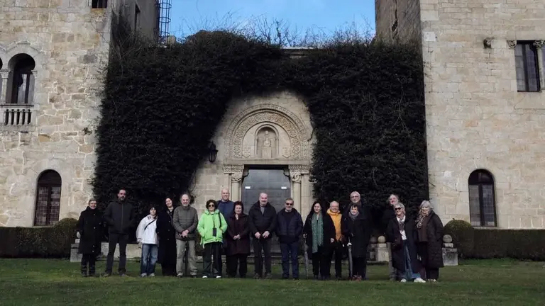 A Comisi&oacute;n pola Recuperaci&oacute;n da Memoria Hist&oacute;rica (CRMH) da Coru&ntilde;a fonte ao Pazo de Meir&aacute;s, en xaneiro. (Foto: CRMH da Coru&ntilde;a)