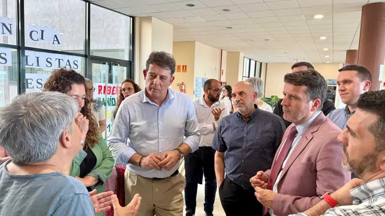 Jos&eacute; Ram&oacute;n G&oacute;mez Besteiro coa veci&ntilde;anza do Barbanza fechada no hospital comarcal. (Foto: N&oacute;s Diario)