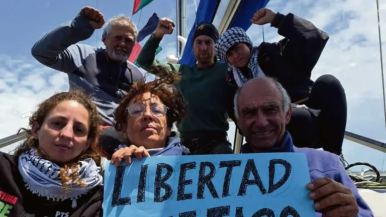 Sandra Garrido, no centro, con tripulantes da Global Sumud Flotilla, &aacute; altura de Creta, este 1 de maio. (Foto: N&oacute;s Diario)