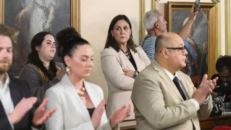 (Foto de ARCHIVO)
La concejala tr&aacute;nsfuga del PSOE, Mar&iacute;a Reigosa (c), durante el &uacute;ltimo pleno ordinario en Lugo antes de la moci&oacute;n de censura el pr&oacute;ximo 7 de mayo, en el Ayuntamiento de Lugo, a 30 de abril de 2026, en Lugo, Galicia (Espa&ntilde;a). El pleno del Ayuntamiento de Lugo en el que se debatir&aacute; la moci&oacute;n de censura presentada por el Partido Popular con el apoyo de una concejala no adscrita, se celebrar&aacute; el pr&oacute;ximo 7 de mayo.

Carlos Castro / Europa Press
30/4/2026