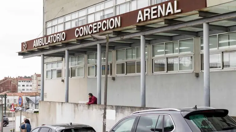 Persoas usuarias da Atenci&oacute;n Primaria, na contorna do centro de sa&uacute;de Concepci&oacute;n Arenal de Santiago. (Foto: Alma Alonso)
