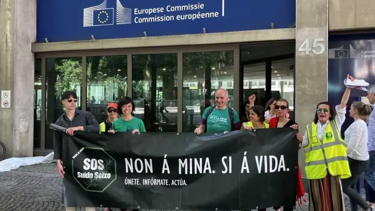 Plataforma SOS Su&iacute;do Seixo fronte &aacute; Comisi&oacute;n europea. (Foto: N&oacute;s Diario)