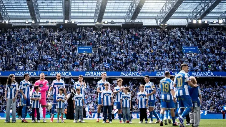 Os futbolistas do Deportivo da Coru&ntilde;a saltando ao c&eacute;spede de Riazor o pasado domingo no partido contra o Andorra. (Foto: RC Deportivo)