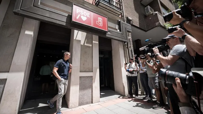 ARQUIVO | Axente da UCO na sede do PSOE o 20 de xu&ntilde;o de 2025. (Foto: Diego Radam&eacute;s  Europa Press)