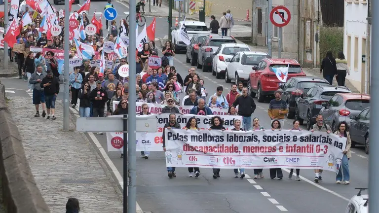 Persoal traballador dos sectores de discapacidade, menores e educaci&oacute;n infantil 0-3 concentrado en San Caetano. (Foto: Arxina)