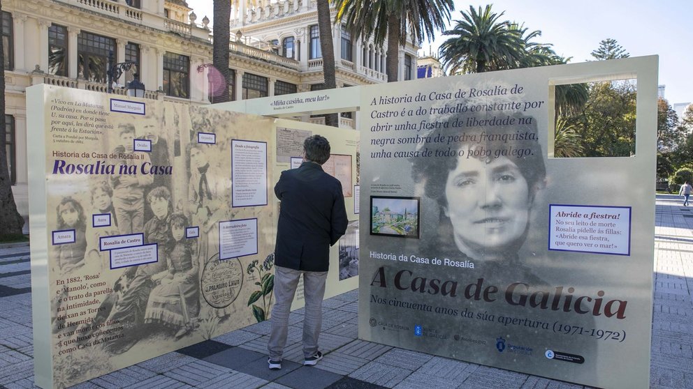 Ferrol acolle esta mostra no exterior da Praza da Constitución.