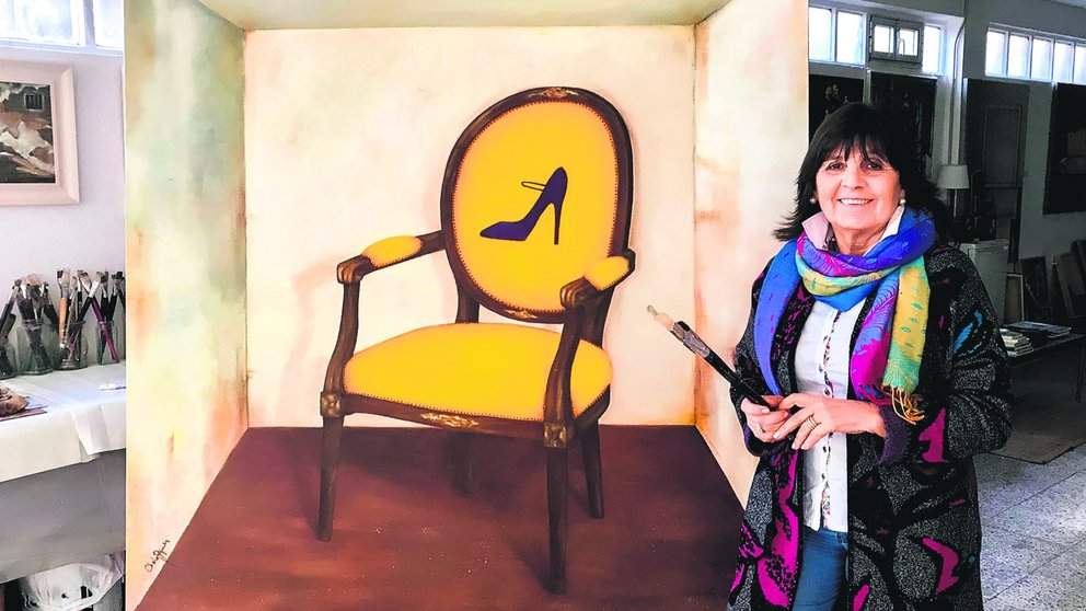 A pintora Chelo Rodríguez diante dun dos seus cadros.