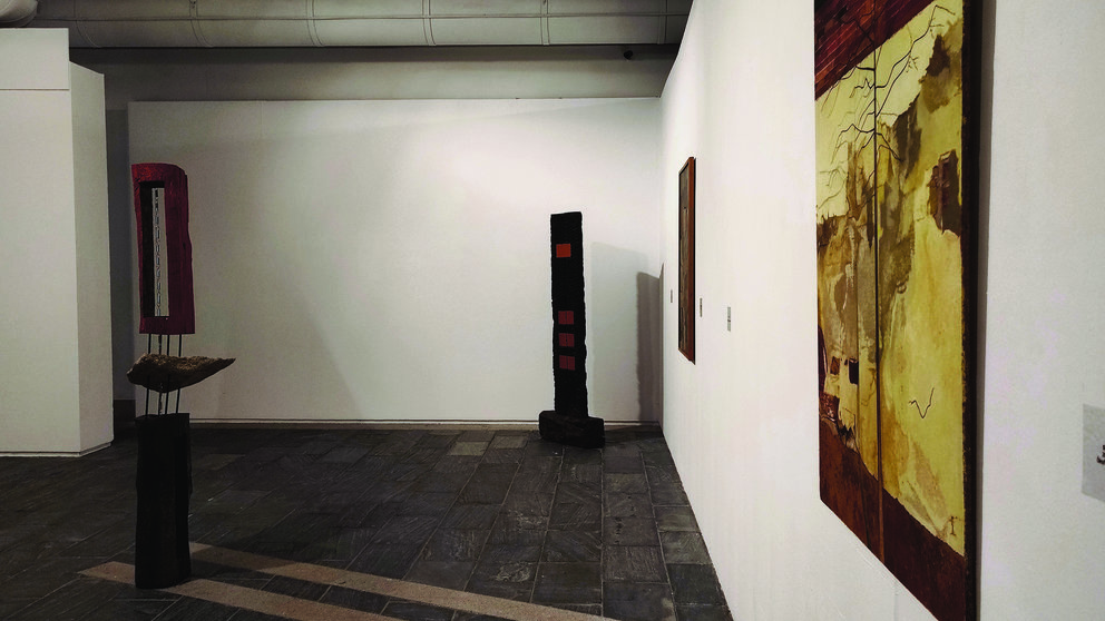 Esculturas e pinturas presentes na mostra Retrospectiva de Quique Guerra.