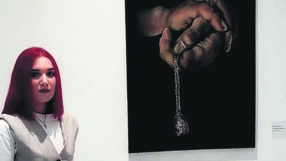 A artista Mónica Pintos diante dunha das súas obras.