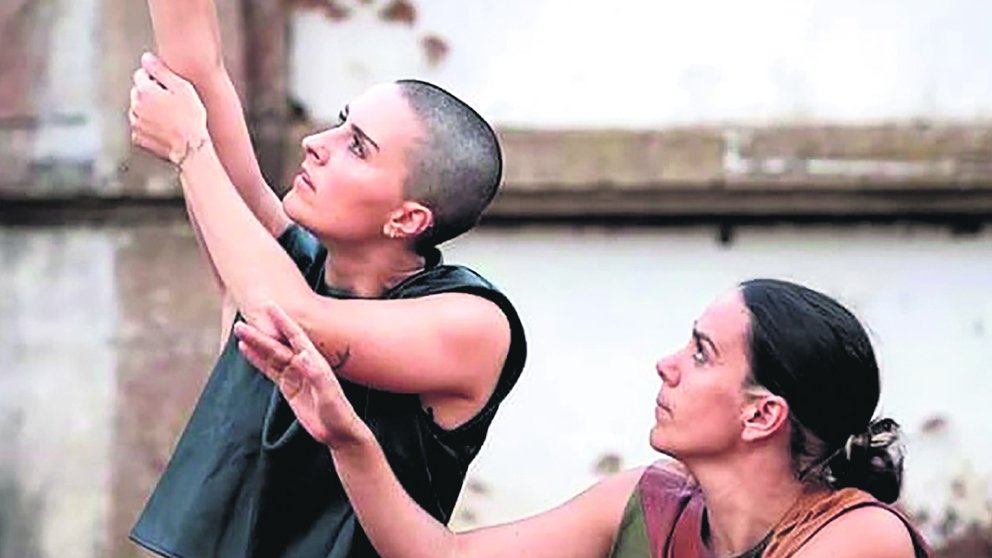Julia Laport e Sabela Domínguez executan 'Intempestiva'.