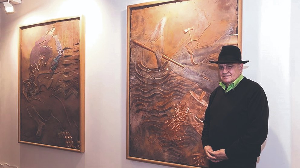 José Fuentes diante dun cadro da súa autoría.