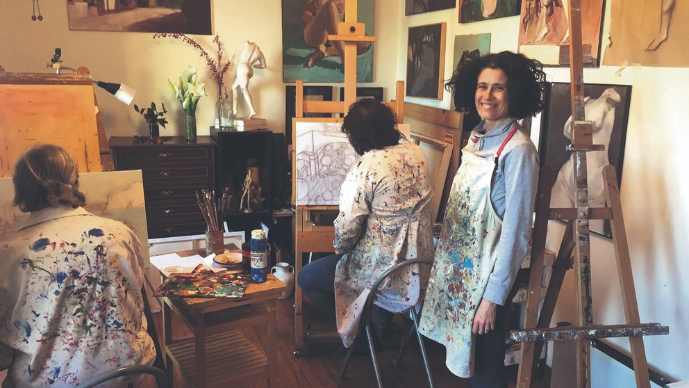 A pintora Isabel Rey no seu estudo.