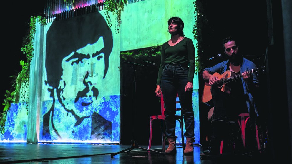 Melania Cruz e Davide González no escenario representando un momento da obra.