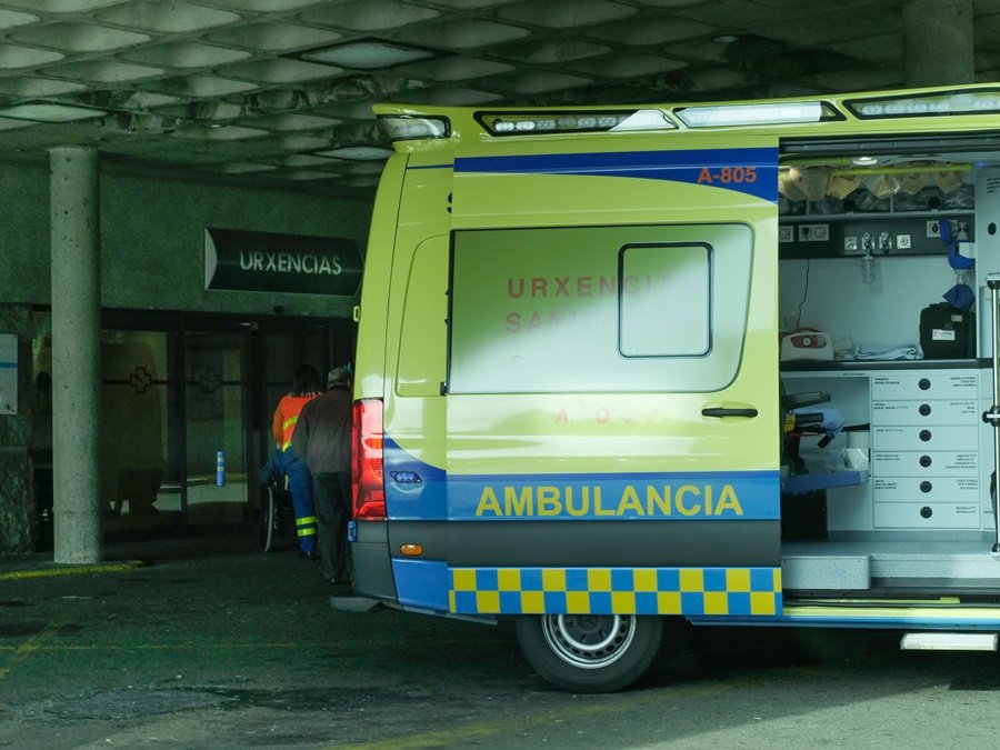 Técnicos dos servizos das urxencias sanitarias da Galiza traballan ás portas do Hospital Clínico de Santiago (Arxina).