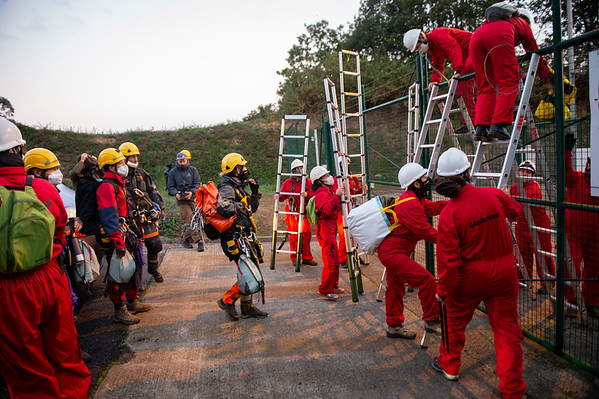 15/11/2021, Mugardos, España. Escaladores de Greenpeace entran en la regasificadora de Reganosa para denunciar el impacto del gas en el medioambiente y en las facturas del gas y de la luz. Tras el resultado insuficiente de la COP26, Greenpeace denuncia la dependencia del gas y se suma a las movilizaciones para pedir su eliminación y la del resto de combustibles fósiles \n\nLa organización ecologista, junto con asociaciones vecinales y ecologistas locales, se suma al recurso contra la nueva autorización de la planta de Reganosa.\n ©Greenpeace/MarioGómez