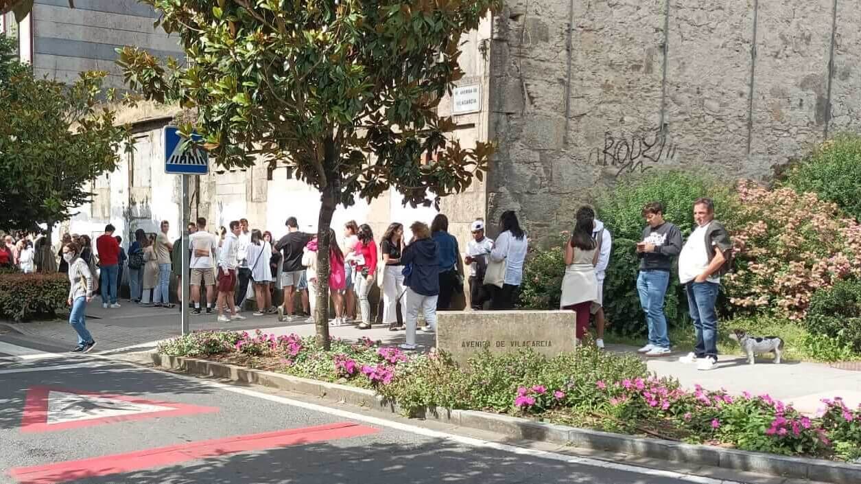 Longas fileiras de estudantes en Santiago de Compostela para conseguir un piso de cara ao vindeiro curso