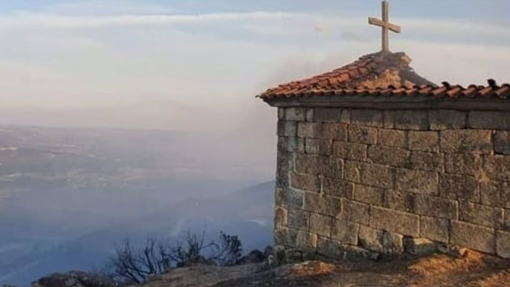 O fogo de Oímbra cercou a capela. (Foto: Ana María Villarino)
