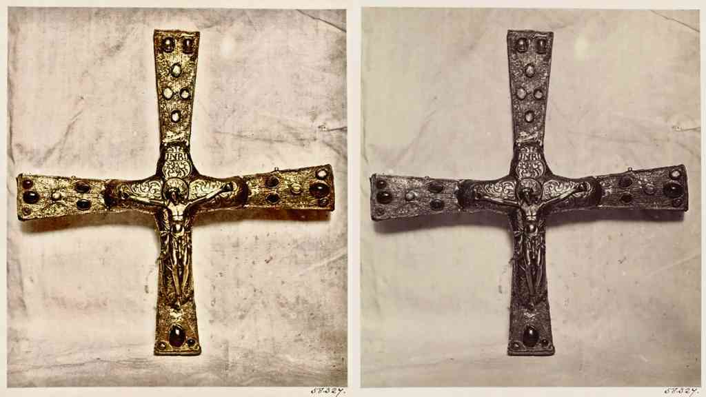 Cruz (foto da orixinal e recreación a cor) doada por Afonso III e Xemena á catedral de Compostela en 874 e 
roubada en 1906.
(Foto: Nós Diario)
