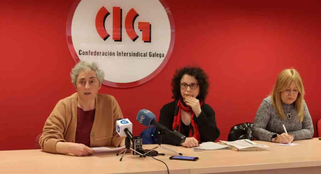 Nicolasa Castro, Teresa Rodríguez Vilaseco e Transi Fernández na rolda de prensa, onte en Santiago de Compostela. (Foto: Nós Diario)