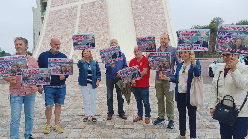 Concentración das vítimas na Cidade da Cultura de Santiago, no último día do xuízo. (Foto: Europa Press)