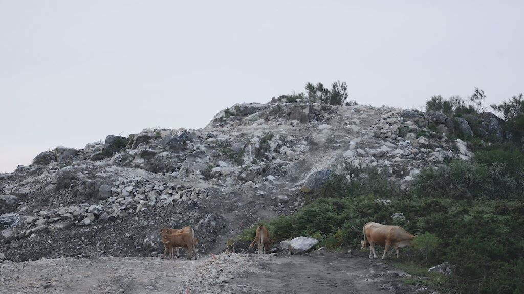 Coto do Mouro, no Acibal, danado polas máquinas unha semana antes de que o dinamitasen. (Foto: Amil sen Eólicos).