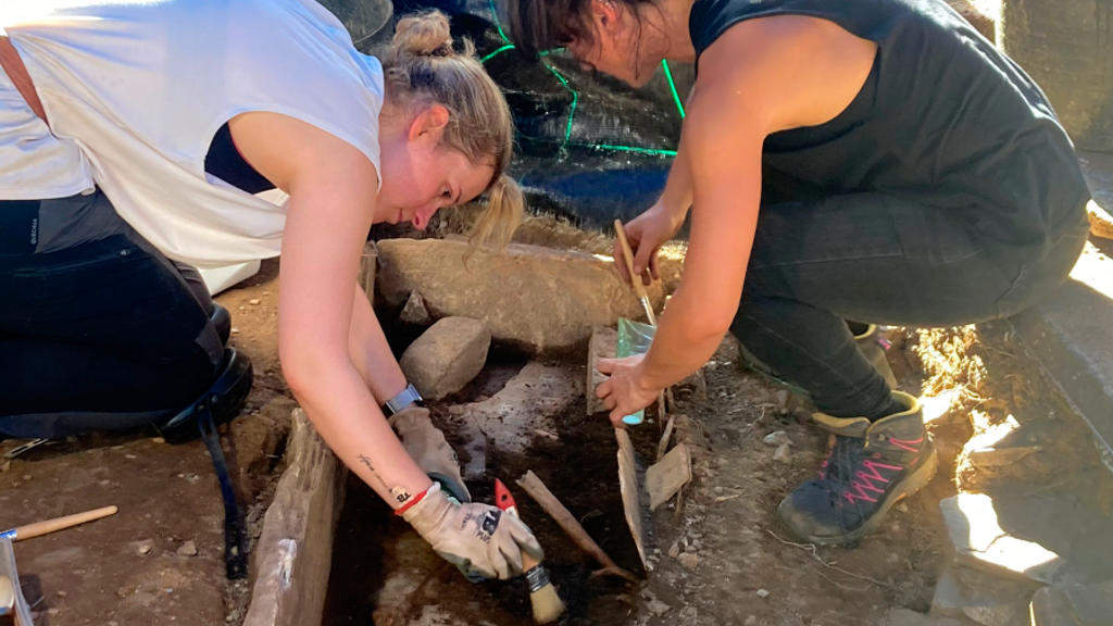 Traballos nunha das tumbas da necrópole de Combarro (Mondoñedo). (Foto: USC)