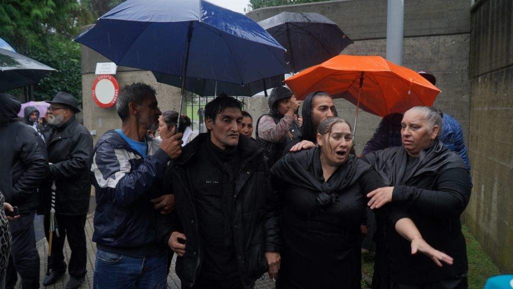 Amizades e familiares das vítimas mortais do incendio, no cemiterio de Feáns. (Foto: Gustavo de la Paz / Europa Press)