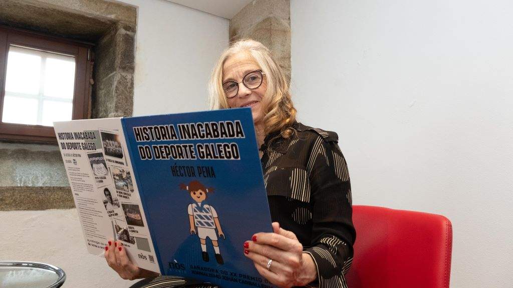 Marta Bobo, co libro 'Historia inacabada do deporte galego', de Héctor Pena. (Foto: Arxina)