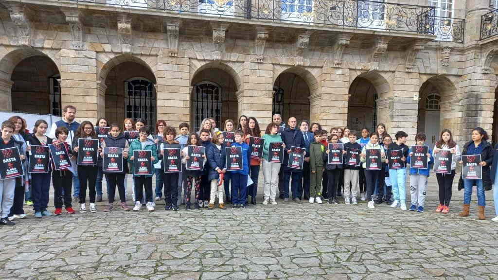 Alumnado do CEIP Quiroga Palacios e membros da corporación municipal de Santiago, coas crianzas palestinas na praza do Obradoiro. (Foto: Nós Diario).