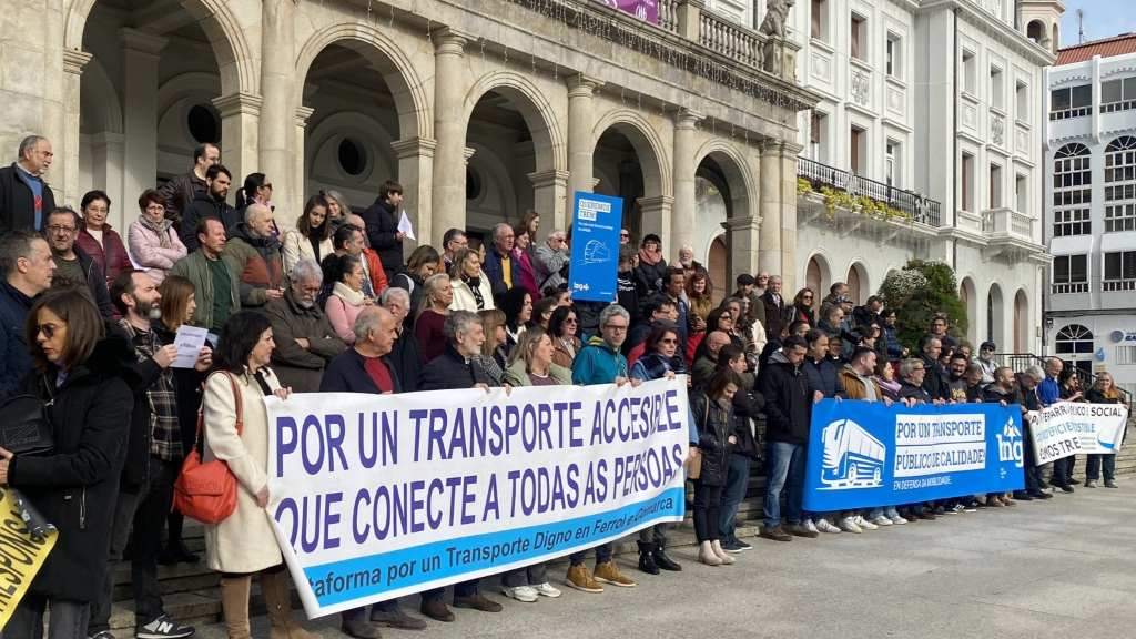 Concentración en Ferrol este domingo por un transporte público digno. (Foto: Nós Diario)