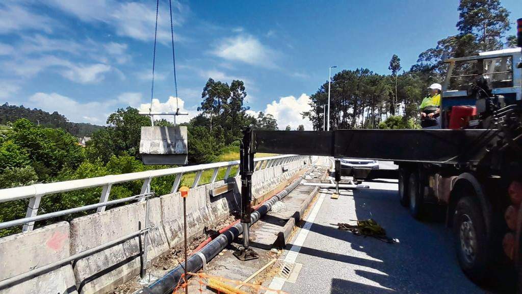 Traballos de desmontaxe da Ponte Arnelas, que une Vilanova de Arousa e Ribadumia (O Salnés) en xuño do ano pasado.