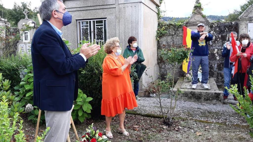 Celia Inés Feijóo Soto, presidenta do Comité, con Manuel Calvo, representante do Goberno de Asturias, na foxa, en setembro de 2021. (Foto: Comité de Memoria de Celanova)