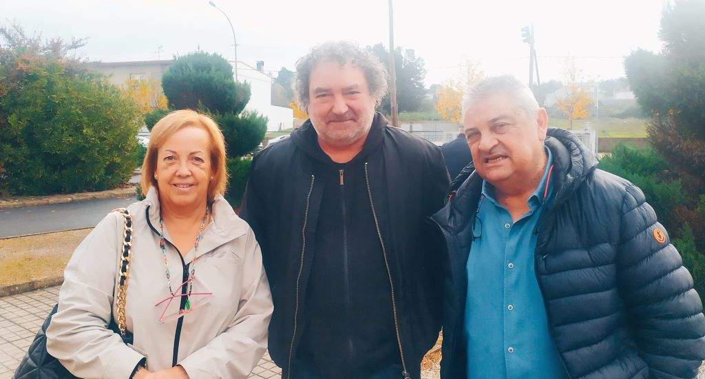Pilar Vigil-Escalera; Hixinio Araúxo, secretario do Comité, e o marido de Pilar, Manuel, en novembro pasado en Verín. (Foto: Comité de Memoria de Celanova)